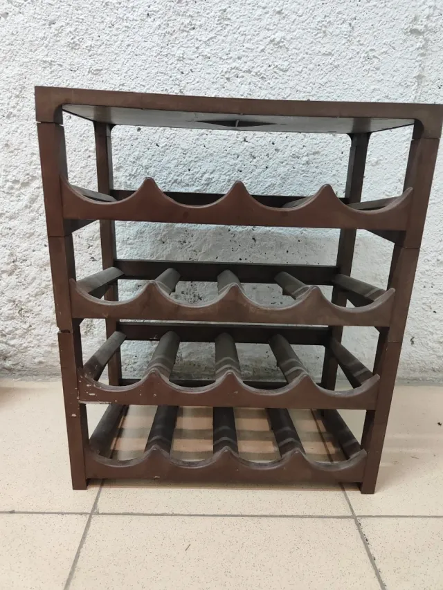 Botellero de plástico marrón