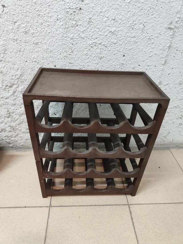 Botellero de plástico marrón