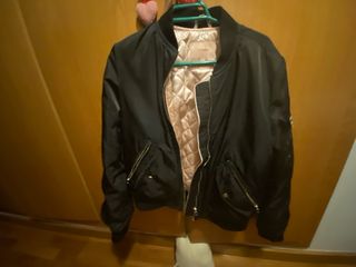 Cazadora bomber negra casi nueva