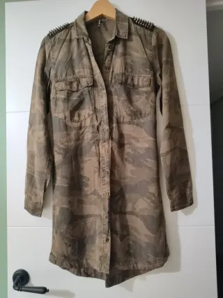 Camisa militar con tachuelas