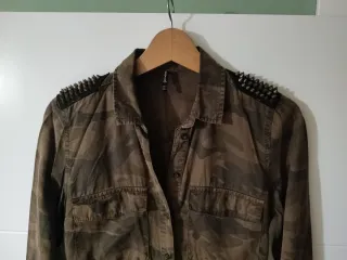 Camisa militar con tachuelas