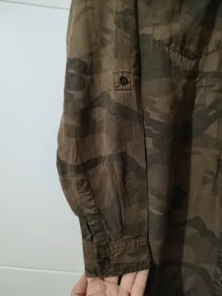 Camisa militar con tachuelas