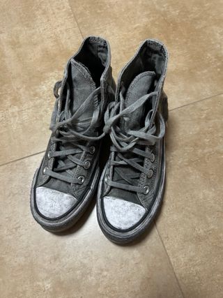 Converse grises desgastadas