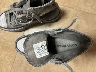 Converse grises desgastadas