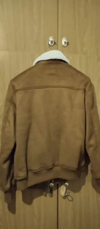 Cazadora marrón con borreguito