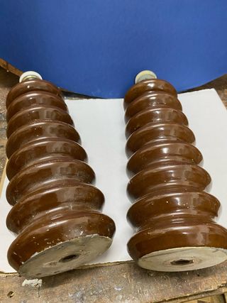 2 Aislantes Eléctricos Cerámicos Marrones