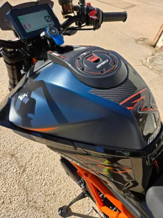 KTM Super Duke 1290R año 2024 180cv solo 1.450kms