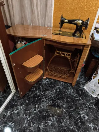 Máquina de coser Singer vintage negra y dorada