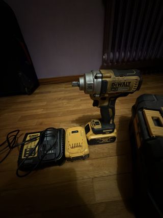 Pistola de Impacto DeWalt + Cargador +  2 baterias