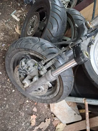 Piezas de moto: horquilla, ruedas y tubo escape