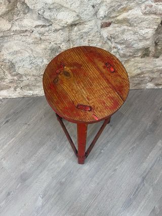 Taburete de madera rojo