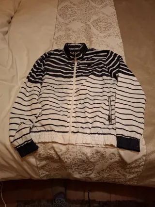 Chubasquero hombre rayas blanco y negro