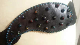 Cintura in pelle nera con decorazioni