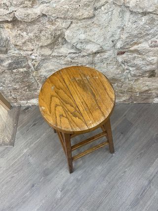 Taburete alto vintage de madera maciza