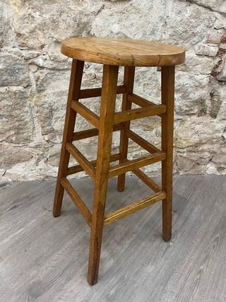 Taburete alto vintage de madera maciza