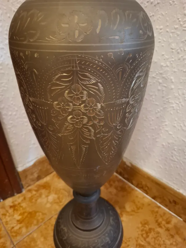 Vaso di metallo intagliato