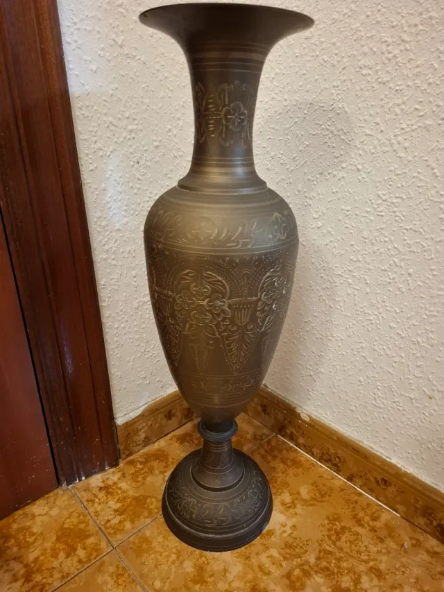 Vaso di metallo intagliato