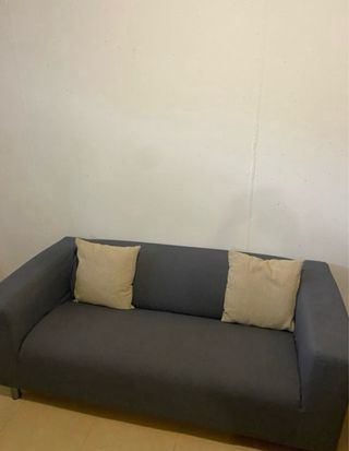 Sofá gris de tela