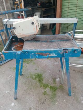 Mesa de corte robusta para albañilería