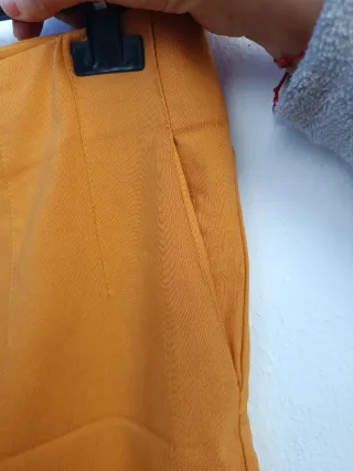 Pantalones de pinzas amarillo mostaza