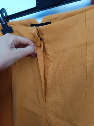 Pantalones de pinzas amarillo mostaza