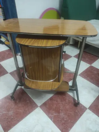 Mesa televisor y camarera antigua madera y metal