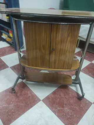 Mesa televisor y camarera antigua madera y metal