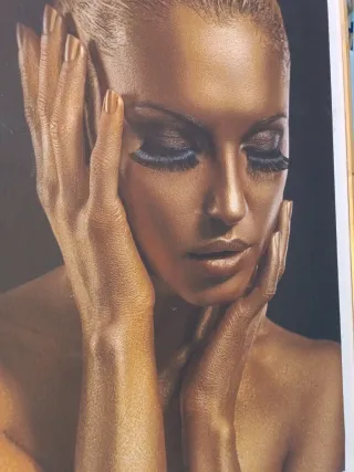 Cuadro mujer dorada – 70x100 cm – Marco de madera