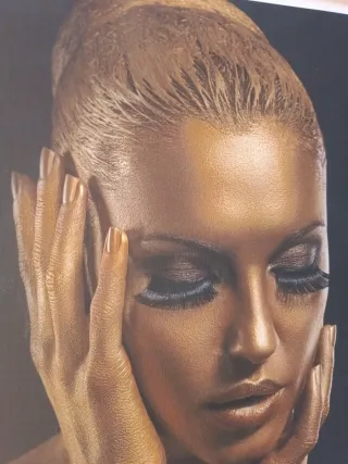 Cuadro mujer dorada – 70x100 cm – Marco de madera