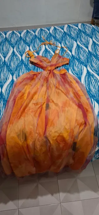 Vestido de fiesta tonos anaranjados. De gasa y tul