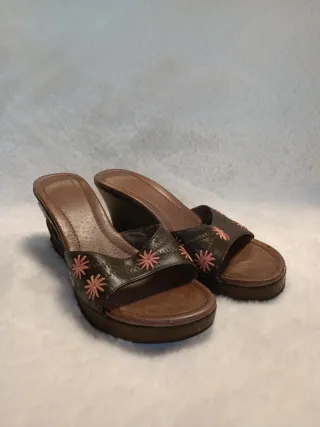 Sandalias de piel con flores bordadas