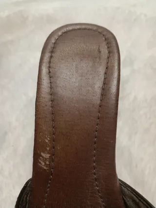 Sandalias de piel con flores bordadas