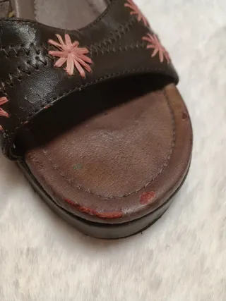 Sandalias de piel con flores bordadas