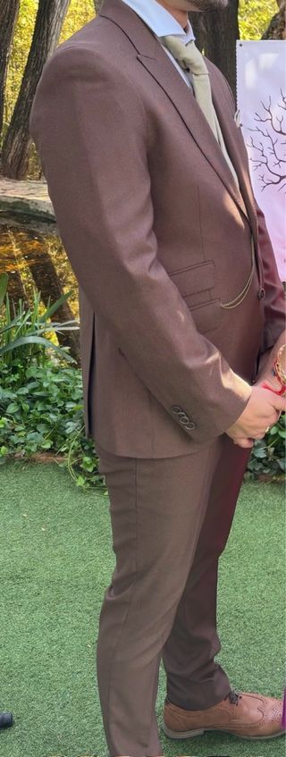 Traje de hombre marrón + chaleco y corbata