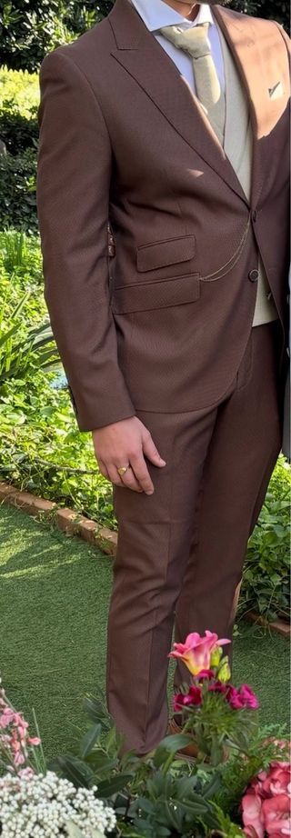 Traje de hombre marrón + chaleco y corbata