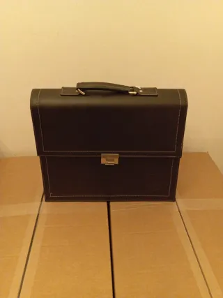 Maletín de piel negro con llave. Nuevo sin estrena