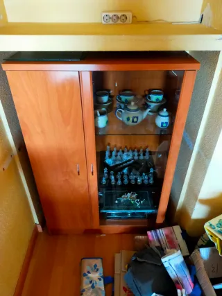 Vitrina de madera y cristal