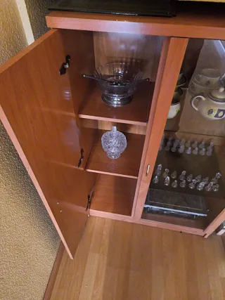 Vitrina de madera y cristal