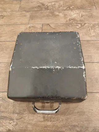 Máquina de escribir antigua con maletín