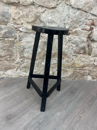 Taburete negro de madera