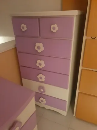 Cómoda y mesita infantil con flores