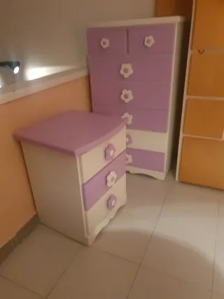 Cómoda y mesita infantil con flores