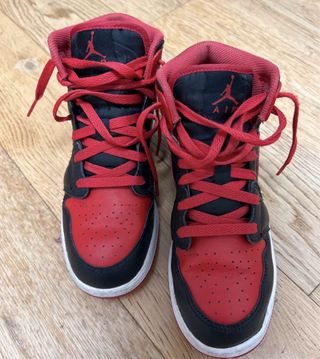 Nike Air Jordan 1 Mid Rosse e Nere