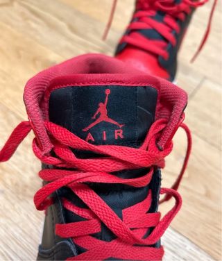 Nike Air Jordan 1 Mid Rosse e Nere