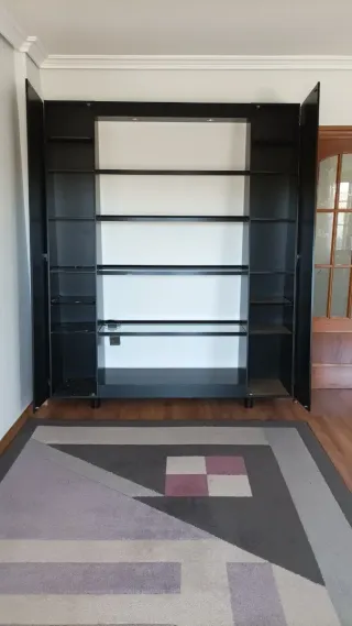 Mueble salón madera y baldas cristal