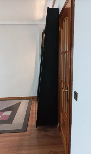 Mueble salón madera y baldas cristal