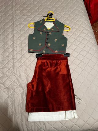 Traje fallero verde con flores rojas 8-10 años
