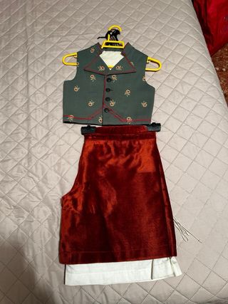 Traje fallero verde con flores rojas 8-10 años