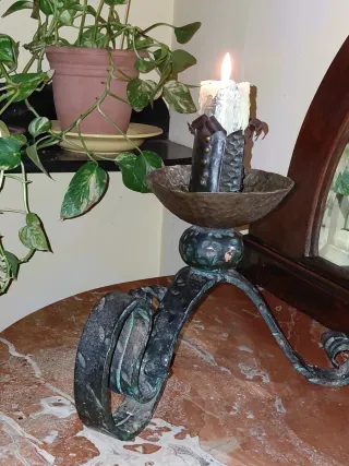 Candelabro de hierro forjado y latón