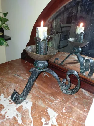Candelabro de hierro forjado y latón